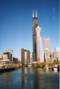 jeden_z_kanalow_i_widok_na_Sears_Tower.jpg